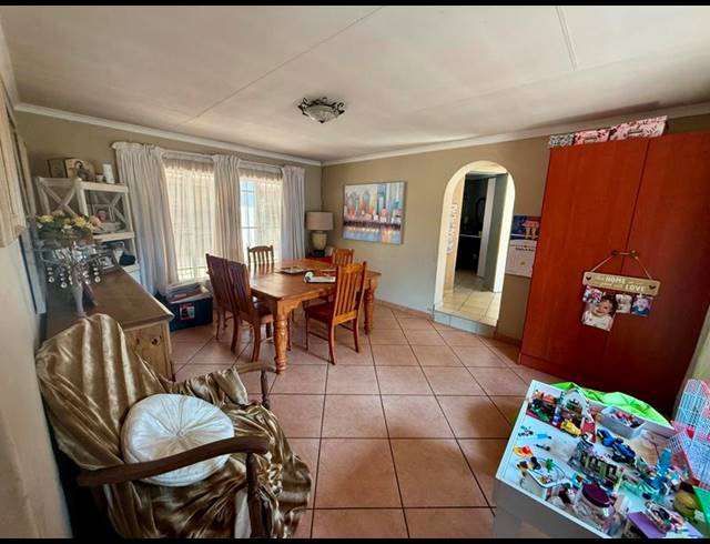 5 BEDROOM HOUSE FOR SALE IN ROOIHUISKRAAL
